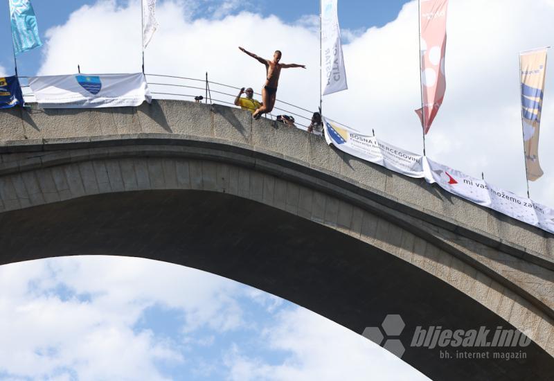 Skokove otvorila hrabra djevojčica iz Beograda - Za titulu najboljeg natječu se 33 skakača